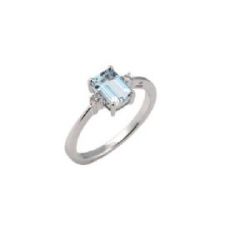 ANILLO EN ORO BLANCO DE 18 QUILATES CON AGUAMARINA CENTRAL TALLA RECTANGULAR. - AAM000126